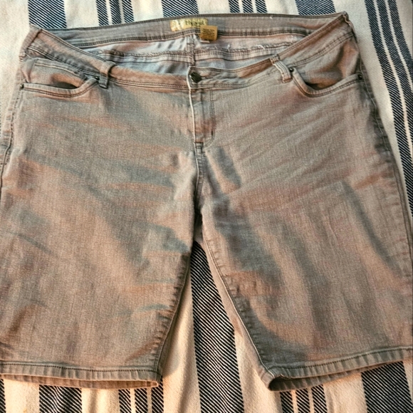 Butt Lifting Bermuda shorts size 22 - Picture 8 of 9